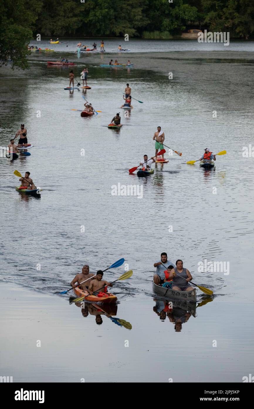 Austin Texas Etats-Unis, 14 août 2022: Des kayakistes et des paddleboarders stand up partagent l'eau lors d'un week-end d'été paresseux après-midi sur le lac Lady Bird près du centre-ville. ©Bob Daemmrich Banque D'Images