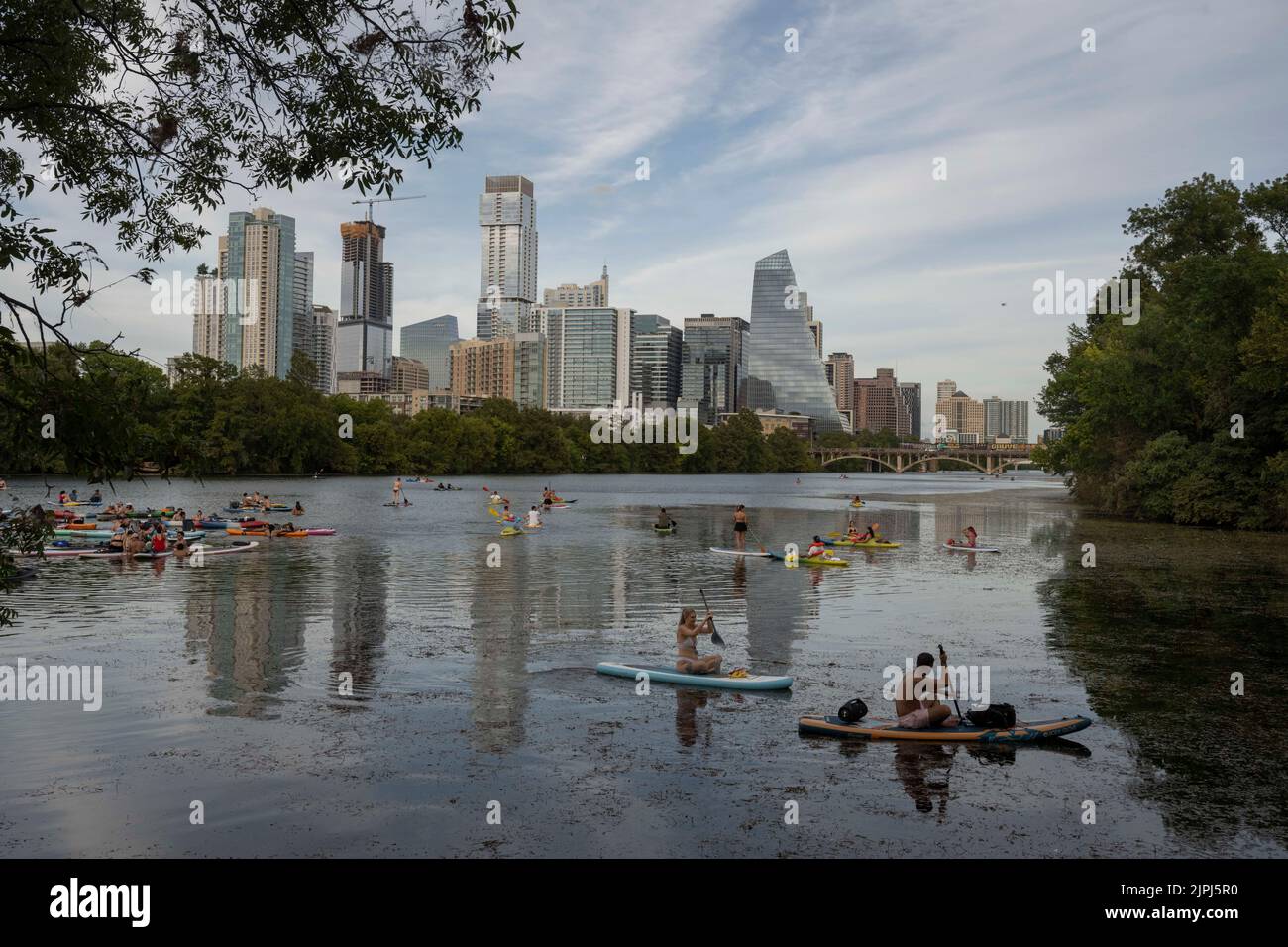 Les pagayeurs de toutes sortes, y compris les paddleboards debout et les kayaks gonflables, apprécient l'eau fraîche du lac Lady Bird, près de la confluence de Barton Creek et du fleuve Colorado dans le centre-ville d'Austin lors d'une chaude soirée d'août. ©Bob Daemmrich Banque D'Images