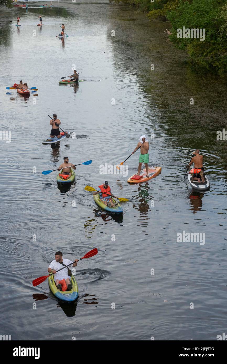 Austin Texas Etats-Unis, 14 août 2022: Des kayakistes et des paddleboarders stand up partagent l'eau lors d'un week-end d'été paresseux après-midi sur le lac Lady Bird près du centre-ville. ©Bob Daemmrich Banque D'Images