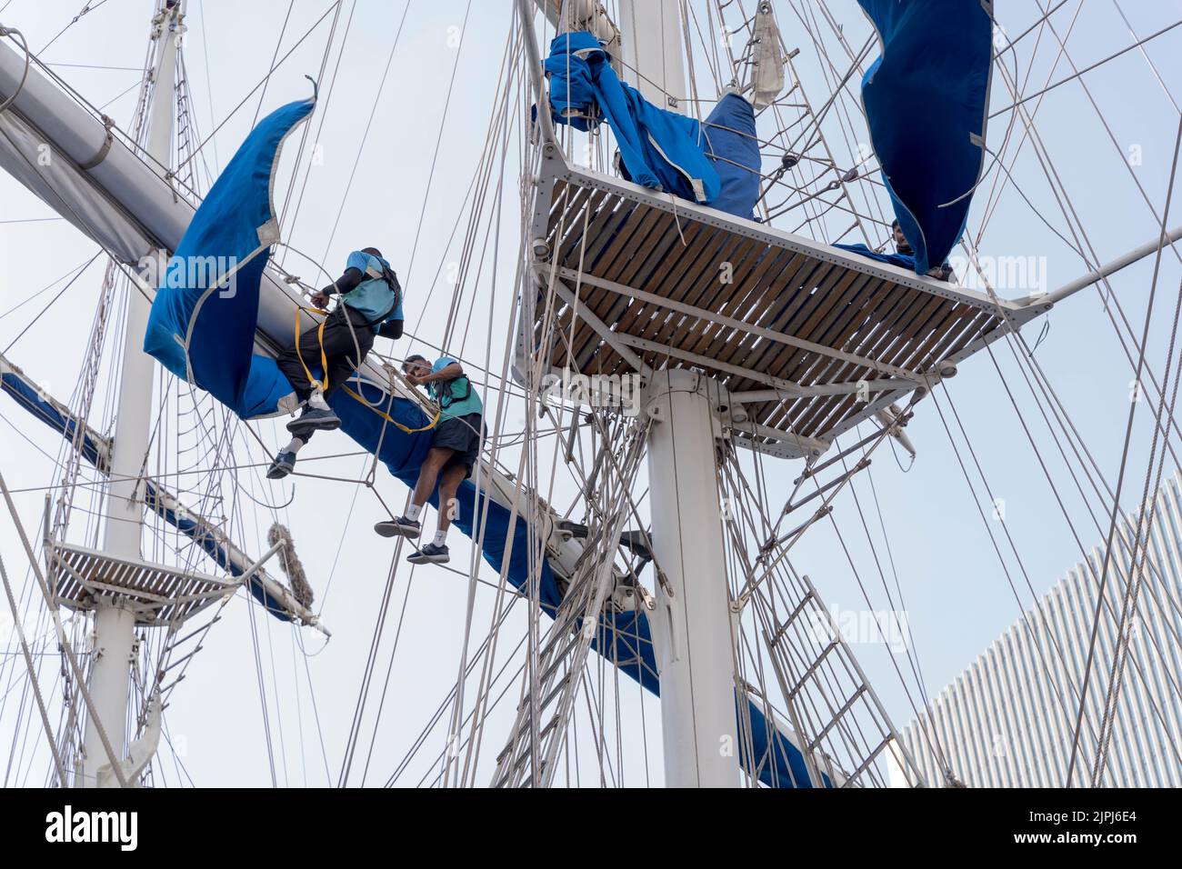 Londres Dockland, Royaume-Uni, 18th août 2022. Le grand voilier de la Marine indienne, le INS Tarangini, une « barque à trois mâts », a effectué un appel au port de South Dock ces derniers jours et a quitté aujourd'hui pour l'Europe cet après-midi. Crédit : glosszoom/Alamy Live News Banque D'Images