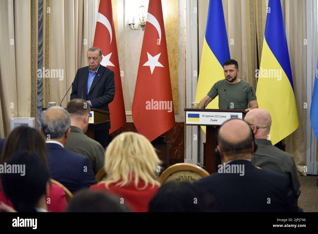 LVIV, UKRAINE - 18 AOÛT 2022 - le président de la République du Turkiye Recep Tayyip Erdogan et le président de l'Ukraine Volodymyr Zelenskyy (de gauche à droite) sont Banque D'Images