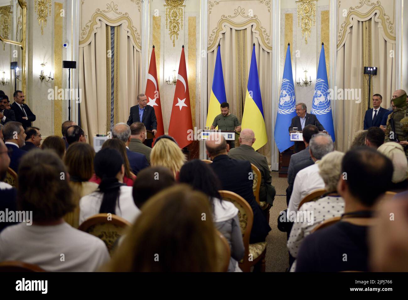LVIV, UKRAINE - 18 AOÛT 2022 - Président de la République du Turkiye Recep Tayyip Erdogan, Président de l'Ukraine Volodymyr Zelenskyy et Secrétaire-GE Banque D'Images