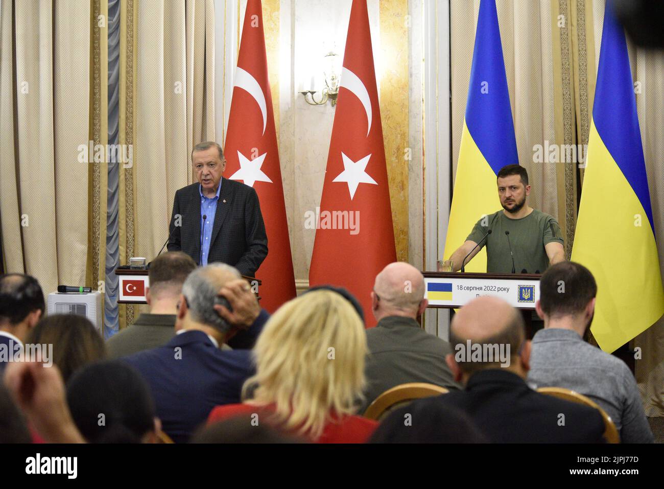 LVIV, UKRAINE - 18 AOÛT 2022 - le président de la République du Turkiye Recep Tayyip Erdogan et le président de l'Ukraine Volodymyr Zelenskyy (de gauche à droite) sont Banque D'Images