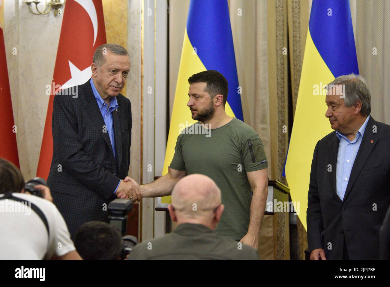 LVIV, UKRAINE - 18 AOÛT 2022 - Président de la République du Turkiye Recep Tayyip Erdogan, Président de l'Ukraine Volodymyr Zelenskyy et Secrétaire-GE Banque D'Images