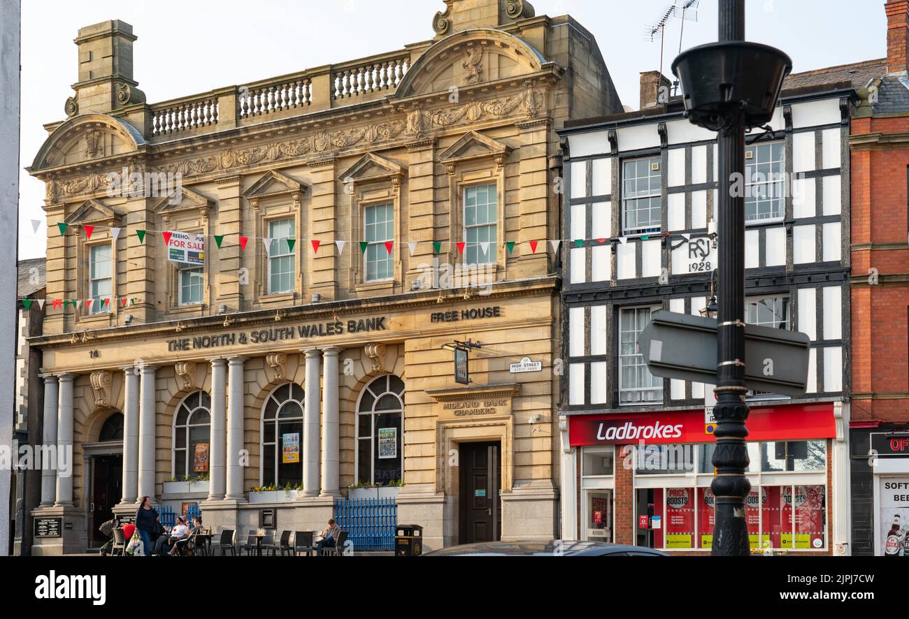 L'ancienne HSBC and Midland Bank à Wrexham, désormais un pub/restaurant Wetherspoon. Construit comme une banque du Nord et du Sud du pays de Galles en 1907. Pris en mars 2022. Banque D'Images