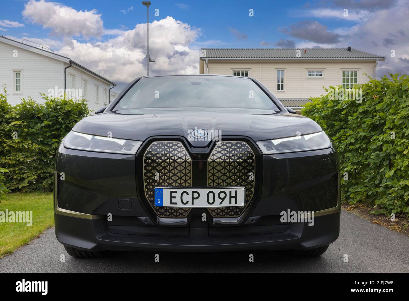 Belle vue extérieure de la BMW iX 40 sur le parking de la maison privée. Suède. Banque D'Images