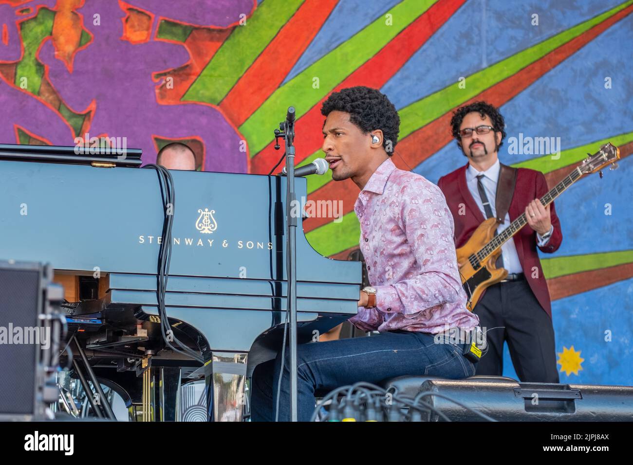 NEW ORLEANS, LA, USA - 29 AVRIL 2018 : Jon Batiste chante et joue du piano avec les DAP Kings au festival de jazz et de patrimoine de la Nouvelle-Orléans 2018 Banque D'Images