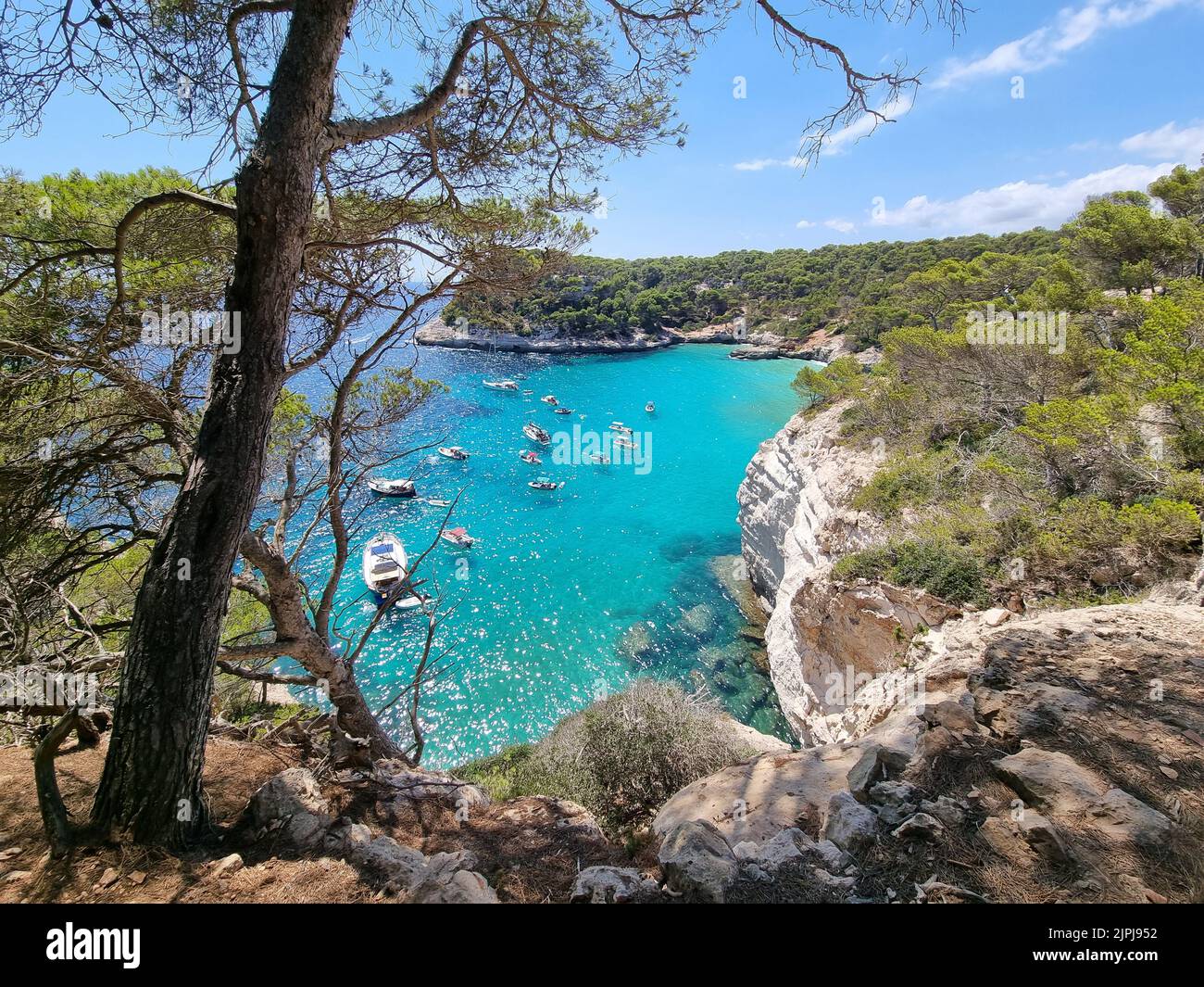 Vue sur la mer turquoise dans la magnifique baie de Cala Mitjaneta à Minorque Banque D'Images