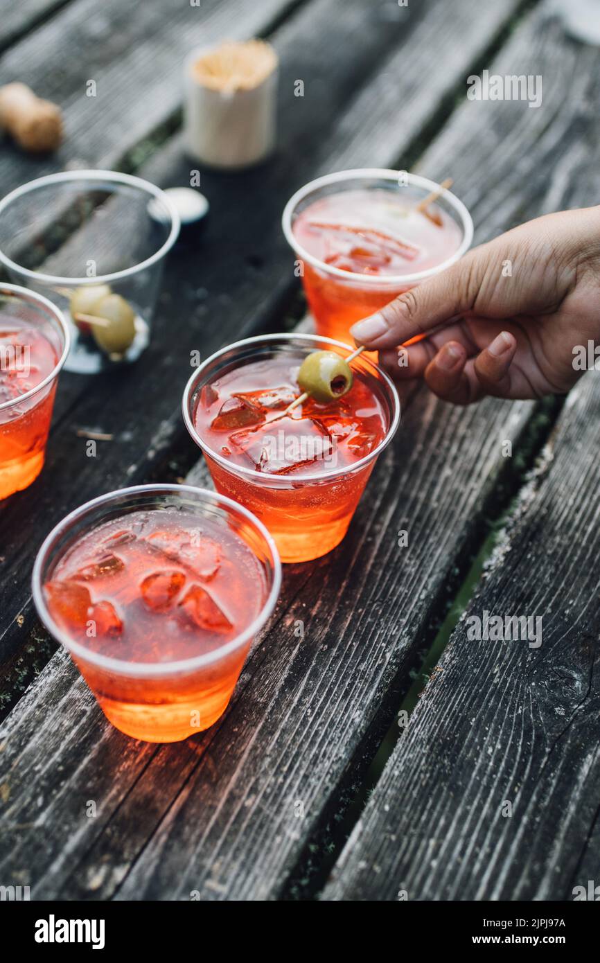 Préparer des cocktails aperol spritz à l'extérieur sur une table de pique-nique Banque D'Images