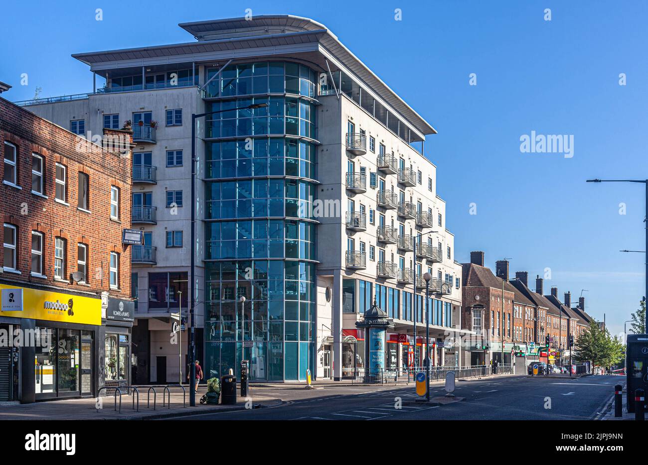 Scène de rue sur Station Rd. Edgware, Middlesex, Angleterre, Royaume-Uni. Banque D'Images