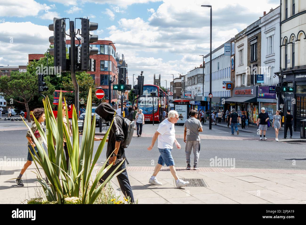 Les personnes qui marchent le long de la zone piétonne de Navigator Square, Holloway Road en arrière-plan, Islington, Londres, Royaume-Uni Banque D'Images