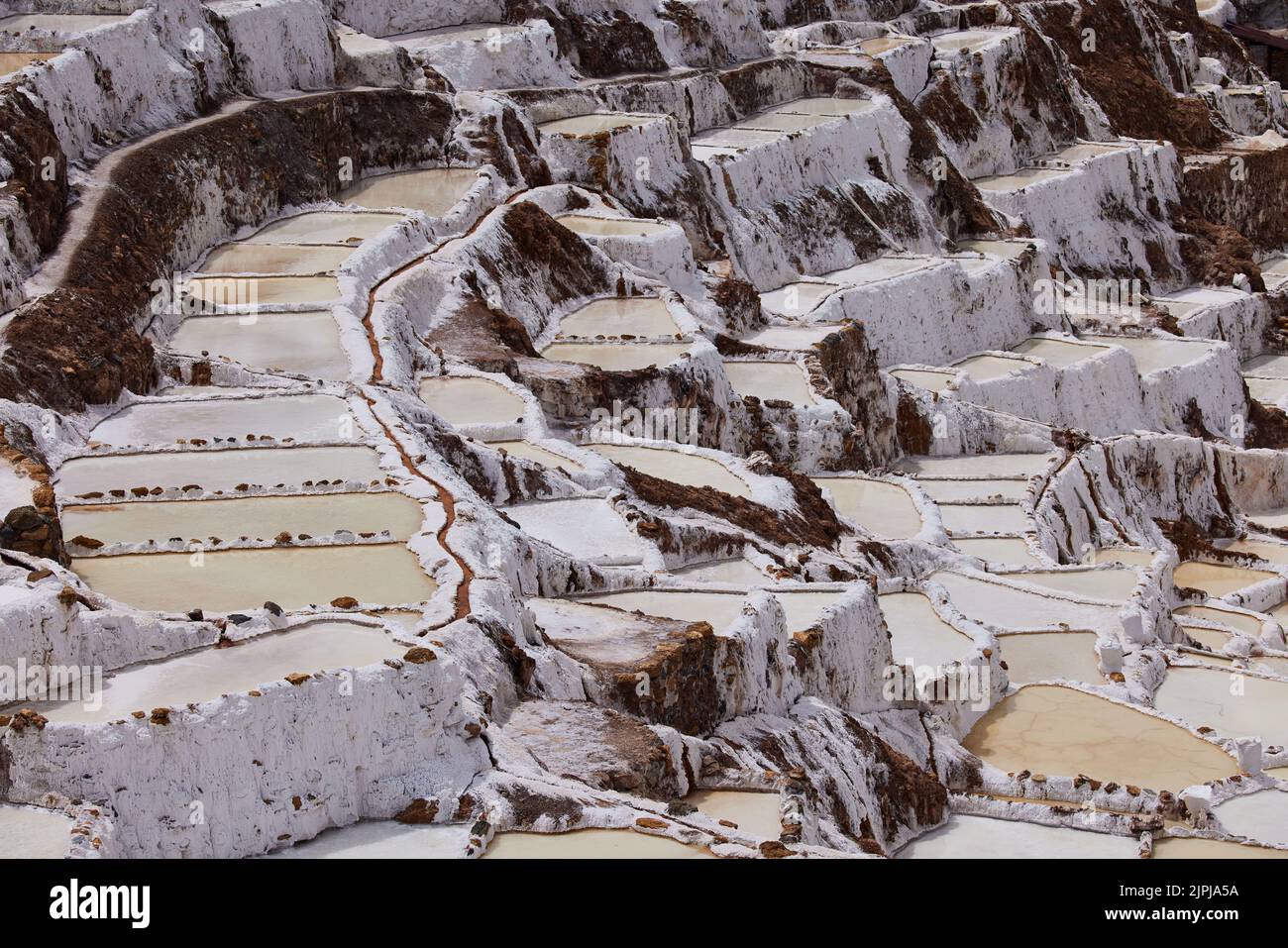 Une belle photo de piscines de sel dans les mines de sel de Maras au Pérou Banque D'Images