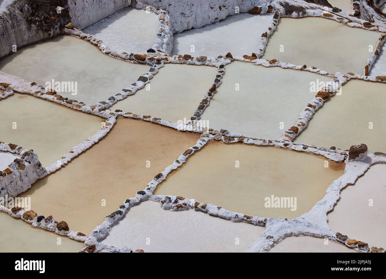 Une belle photo de piscines de sel dans les mines de sel de Maras au Pérou Banque D'Images