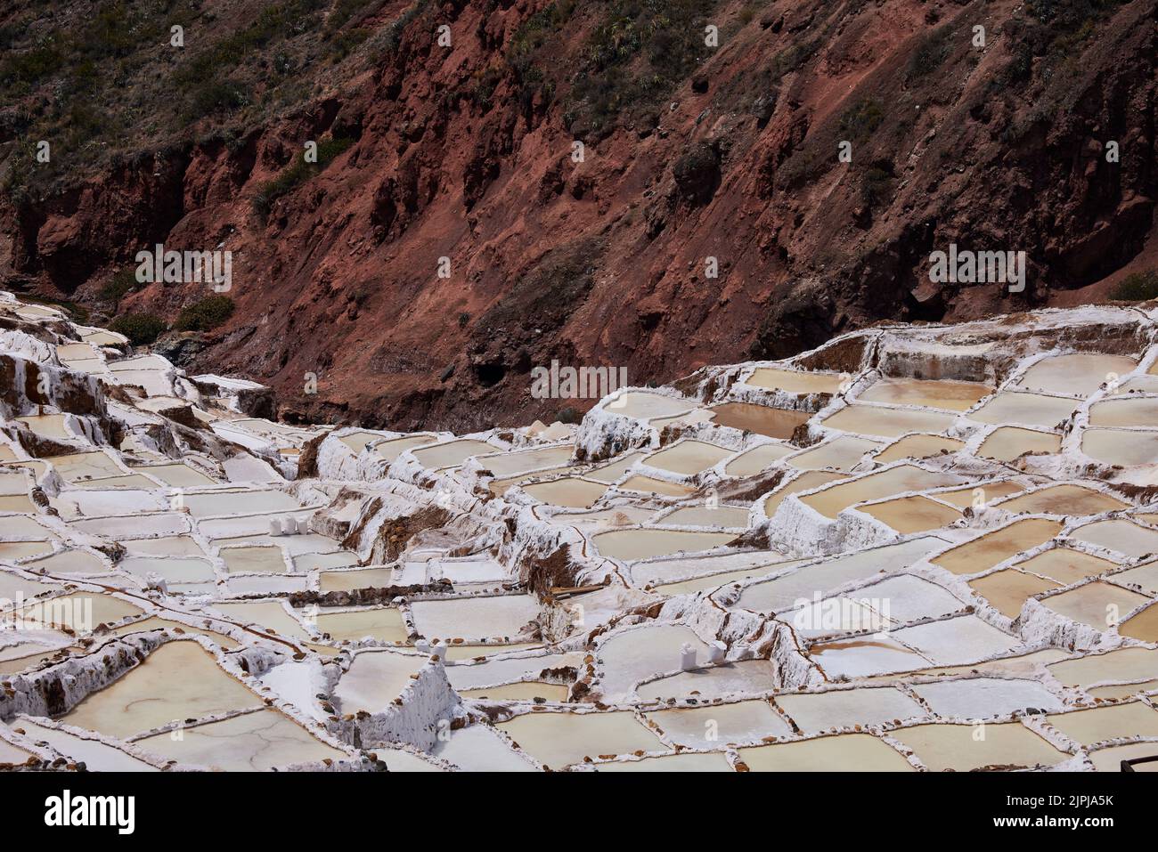 Une belle photo de piscines de sel dans les mines de sel de Maras au Pérou Banque D'Images