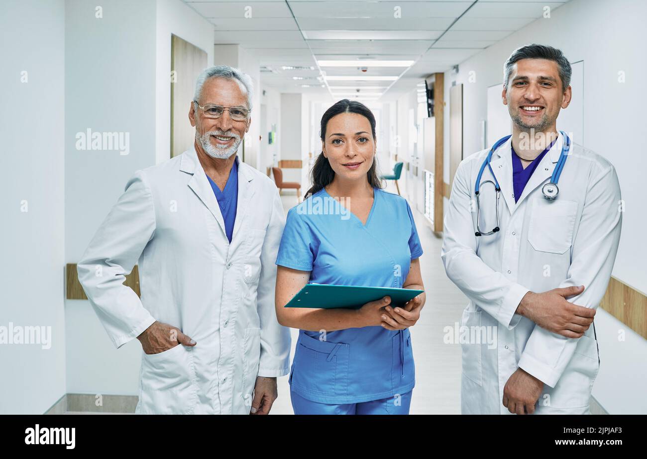 Groupe de personnel médical portant un uniforme médical debout dans le couloir de l'hôpital. Équipe de médecins et d'infirmières pour le soutien et les soins médicaux Banque D'Images