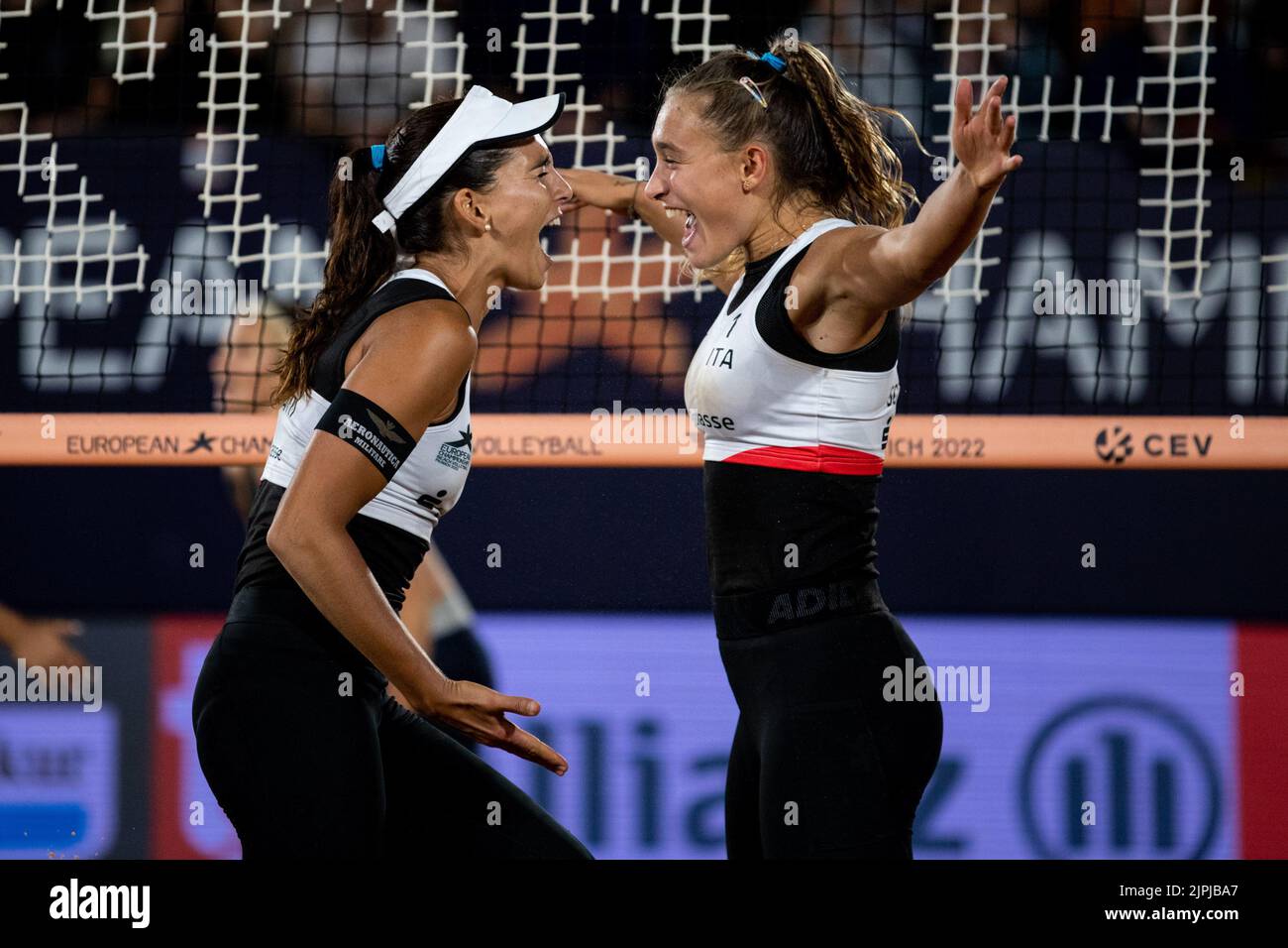 Munich, Allemagne. 18th août 2022. Munich, Allemagne, 18 août 2022: Marta Menegatti (2 Italie) et Valentina Gottardi (1 Italie) célèbrent la victoire du Beach Volleyball Round de 16 entre l'Allemagne et l'Italie à Koenigsplatz aux Championnats d'Europe Munich 2022 à Munich, Allemagne (Liam Asman/SPP) Credit: SPP Sport Press photo. /Alamy Live News Banque D'Images