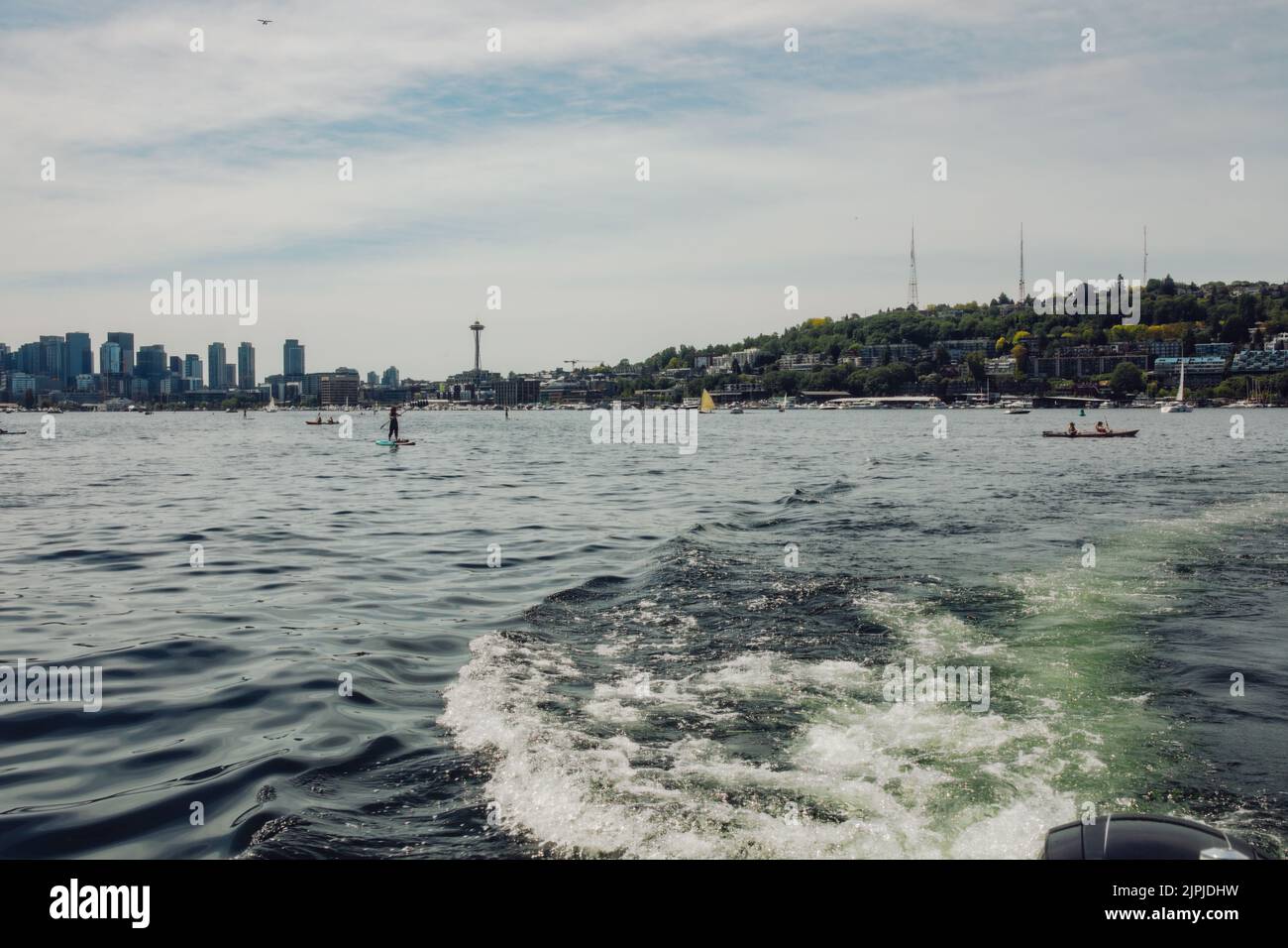Une vue depuis un bateau à moteur sur le lac Union surplombant les paddle-boarders à Seattle, WA Banque D'Images