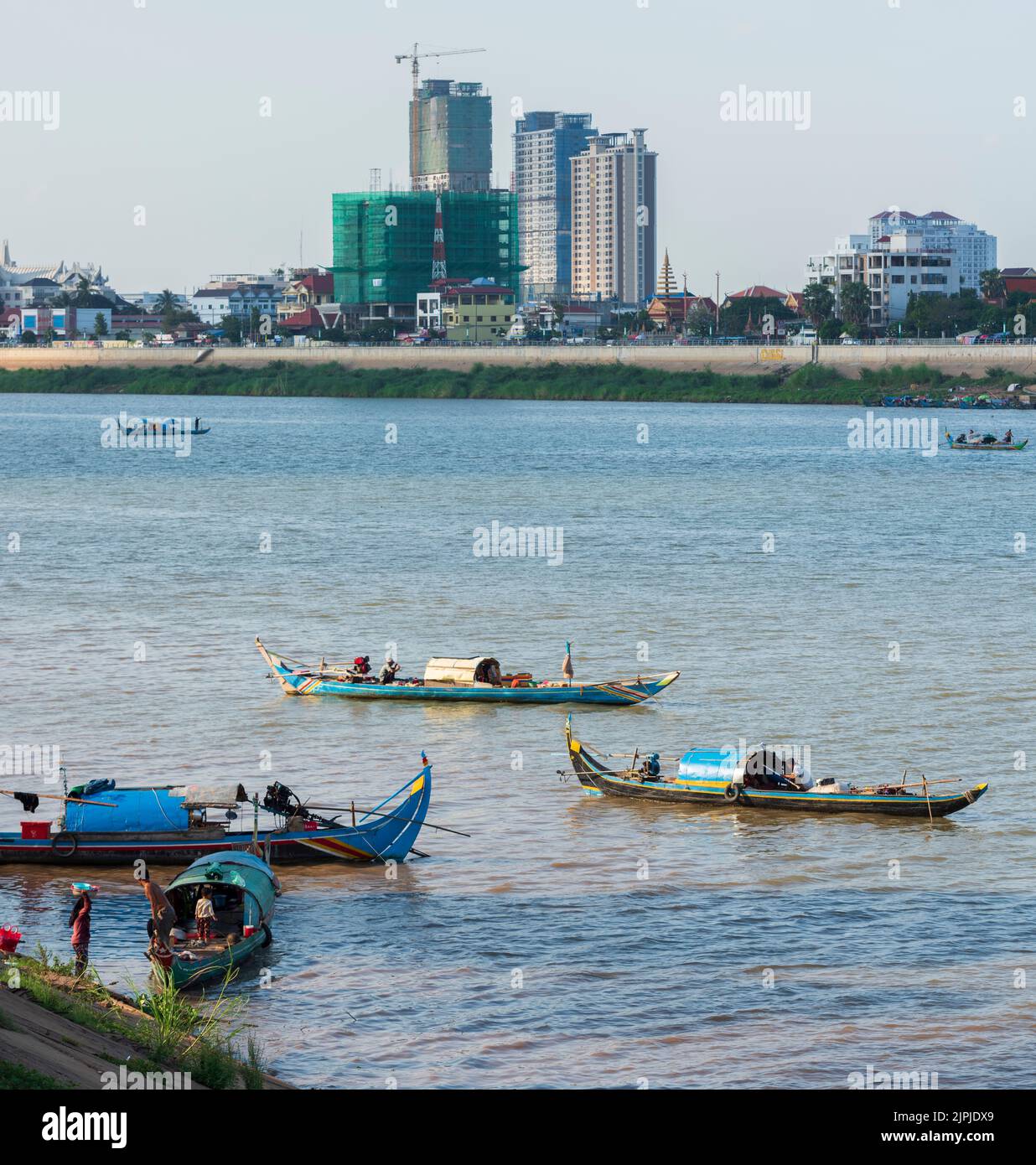 Bateaux traditionnels sur le Mékong. Les gens qui vivent sur le bateau à aubes. Les bateaux sont utilisés à la fois comme pêche et comme maison Banque D'Images