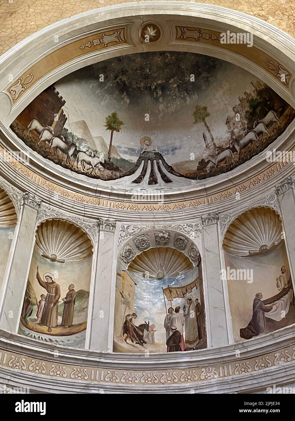 Carovino, Italie. Intérieur du 14th siècle Chiesa Madre o di Santa Maria Assunta à Cielo. Autel dédié à Sant’Antonio da Padova. Banque D'Images