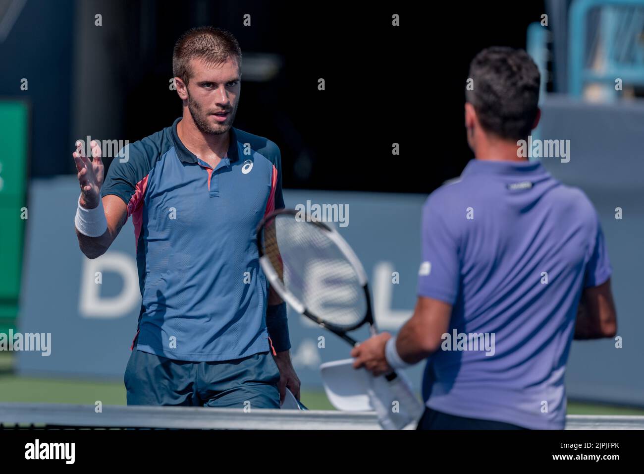 Mason, Ohio, États-Unis. 18th août 2022. BOMA Coric (Cro) rencontre Roberto Bautista Agut (ESP) sur le net pour serrer la main après avoir remporté son match le troisième tour de l'Open de l'Ouest et du Sud au Lindner Family tennis Center, Mason, Oh. (Image de crédit : © Scott Stuart/ZUMA Press Wire) Banque D'Images