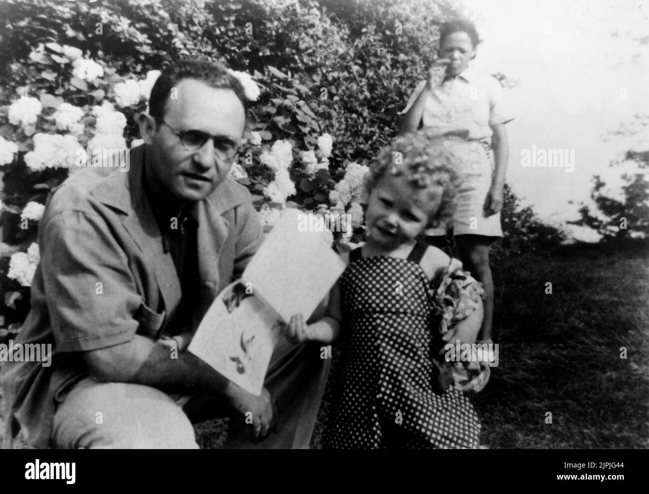 1940 CA., Etats-Unis : le célèbre professeur de théâtre et fondateur de l'acteur Studio LEE STRASBERG ( 1901 - 1982 ) avec sa fille SUSAN STRASBERG ( 1938 - 1999 ) Futur film et scène célèbre actrice - REGISTA TEATRALE - TEATRO - THEATRE - CINÉMA - FILM - INSEGNANTE DI RECITAZIONE - attice - personnalité personnalités célébrités acteurs quand était jeune petit garçon enfant enfants bébés - celeità personalità attori da piccoli piccolo bambini bambino giovani giovane - Occhiali - lunettes --- Archivio GBB Banque D'Images