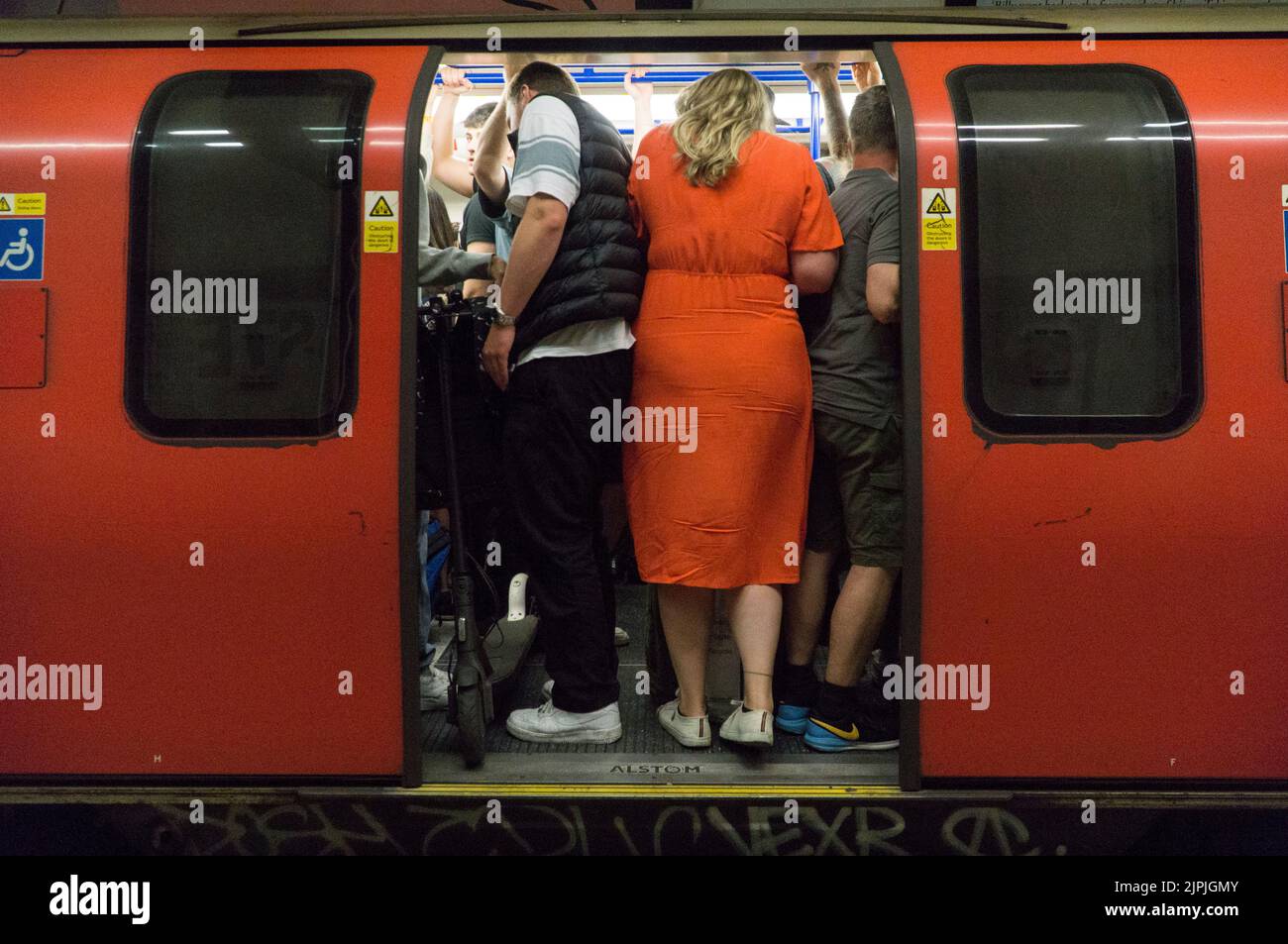 Londres, Royaume-Uni. 18th août 2022. Aucun train terrestre ne fonctionne dans la soirée tandis que le syndicat RMT prend des mesures industrielles pour protester contre les conditions de rémunération et de retraite offertes par les compagnies ferroviaires. En conséquence, les résidents du sud de Londres ont trouvé les services de métro de fin de soirée beaucoup plus occupés que d'habitude, car les passagers bondaient plutôt sur la Northern Line. Credit: Anna Watson/Alay Live News Banque D'Images