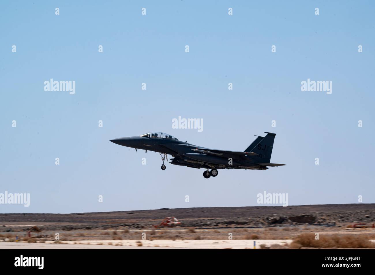 Un F-15E Strike Eagle de la Force aérienne des États-Unis, affecté à l'escadron de chasseurs expéditionnaires de 335th débarque lors d'un exercice d'emploi agile de combat de routine dans un endroit non divulgué en Asie du Sud-Ouest, le 15 août 2022. Une formation continue sur les compétences ACE améliore les compétences de la mission et augmente la capacité de prévention des agressions régionales. (É.-U. Photo de la Force aérienne par le sergent d'état-major. Christian Sullivan) Banque D'Images