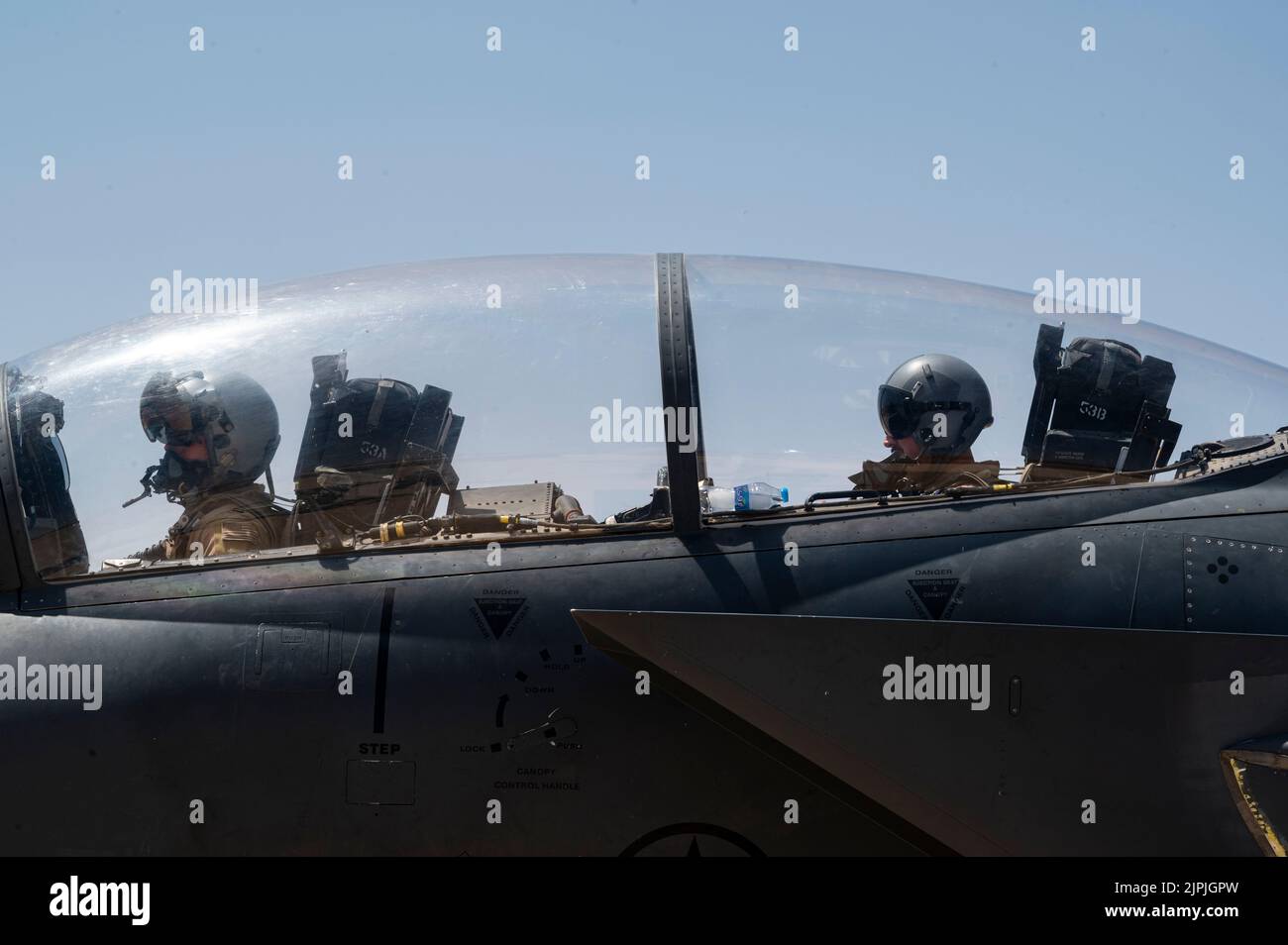 Une équipe du F-15E Strike Eagle de la U.S. Air Force a affecté des taxis au 335th Expeditionary Fighter Squadron à la fin des opérations de ravitaillement en fosse lors d'un exercice d'emploi de combat agile de routine à un emplacement non divulgué en Asie du Sud-Ouest, le 15 août 2022. Une formation continue sur les compétences ACE améliore les compétences de la mission et augmente la capacité de prévention des agressions régionales. (É.-U. Photo de la Force aérienne par le sergent d'état-major. Christian Sullivan) Banque D'Images