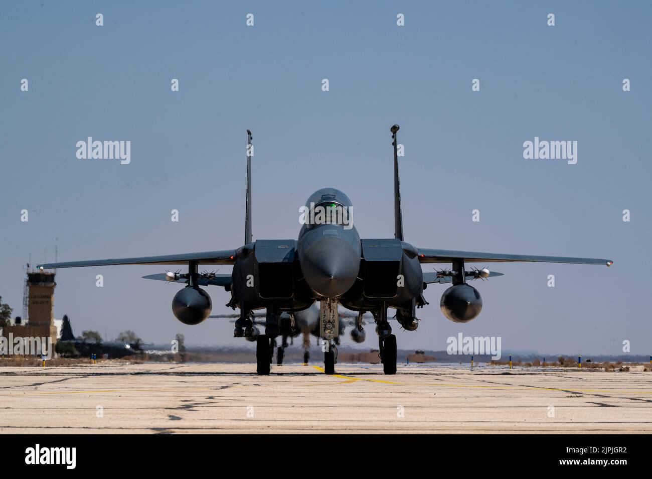 Un F-15E Strike Eagle de la US Air Force, affecté à l'escadron de combat expéditionnaire 335th taxis lors d'un exercice d'emploi agile de combat de routine dans un endroit non divulgué en Asie du Sud-Ouest, le 15 août 2022. Une formation continue sur les compétences ACE améliore les compétences de la mission et augmente la capacité de prévention des agressions régionales. (É.-U. Photo de la Force aérienne par le sergent d'état-major. Christian Sullivan) Banque D'Images