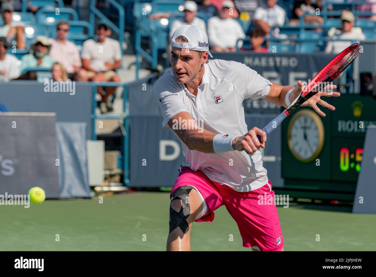 Mason, Ohio, États-Unis. 18th août 2022. John Isner (États-Unis) en action lors du troisième tour de l'Open de l'Ouest et du Sud au Lindner Family tennis Center, Mason, Oh. (Image de crédit : © Scott Stuart/ZUMA Press Wire) Banque D'Images