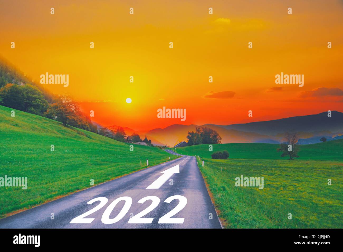 Ouvrir la route vide fin et nouvelle année 2022. Objectifs 2022 à venir et en laissant derrière 2021 ans. Temps de passage futur, changement de plan de vie, début de travail course li Banque D'Images