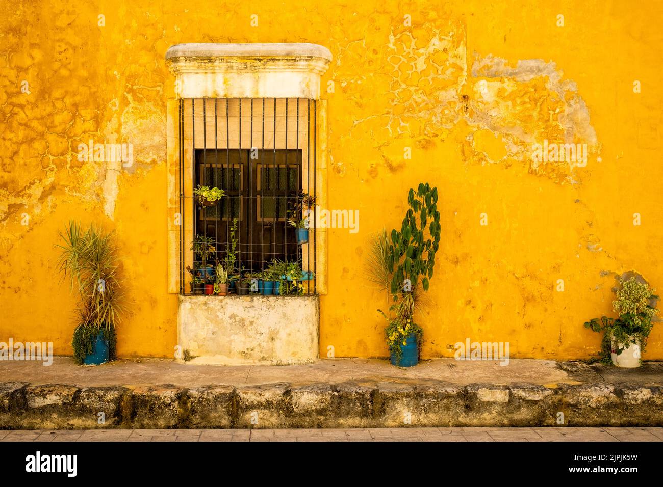 Ancienne maison jaune typique de la ville magique d'Izamal dans le Yucatan Banque D'Images
