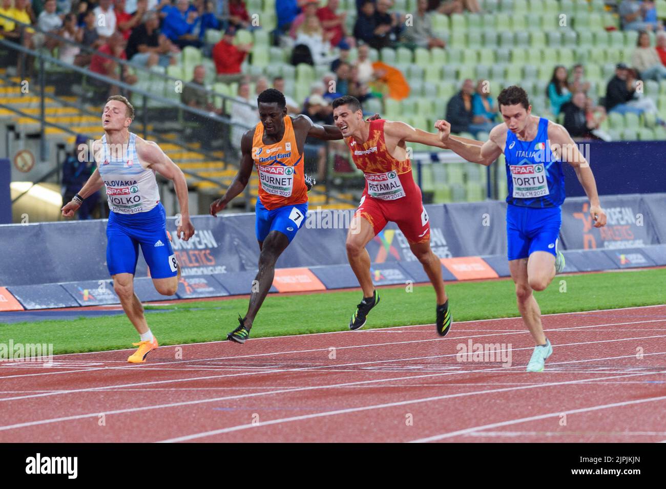 18,8.2022, Munich, Olympiastadion, Championnats d'Europe Munich 2022: Athlétisme, Jan Volko (République slovaque), Taymir Burnett (pays-Bas), Pol Retamal (Espagne) et Filippo Tortu (Italie) à la ligne d'arrivée de la demi-finale mens 200m (Sven Beyrich / SPP-JP) Banque D'Images