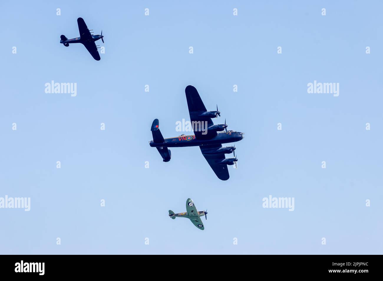 Eastbourne, East Sussex, Royaume-Uni. Avec le vol commémoratif de la bataille de Brittain, avec l'Avro Lancaster (au centre), l'ouragan (en haut) et Spitfire (en bas). Le survol de l'aéroport international annuel d'Eastbourne, vu depuis la plage d'Eastbourne. 18th août 2022. Crédit : David Smith/Alay Live News Banque D'Images