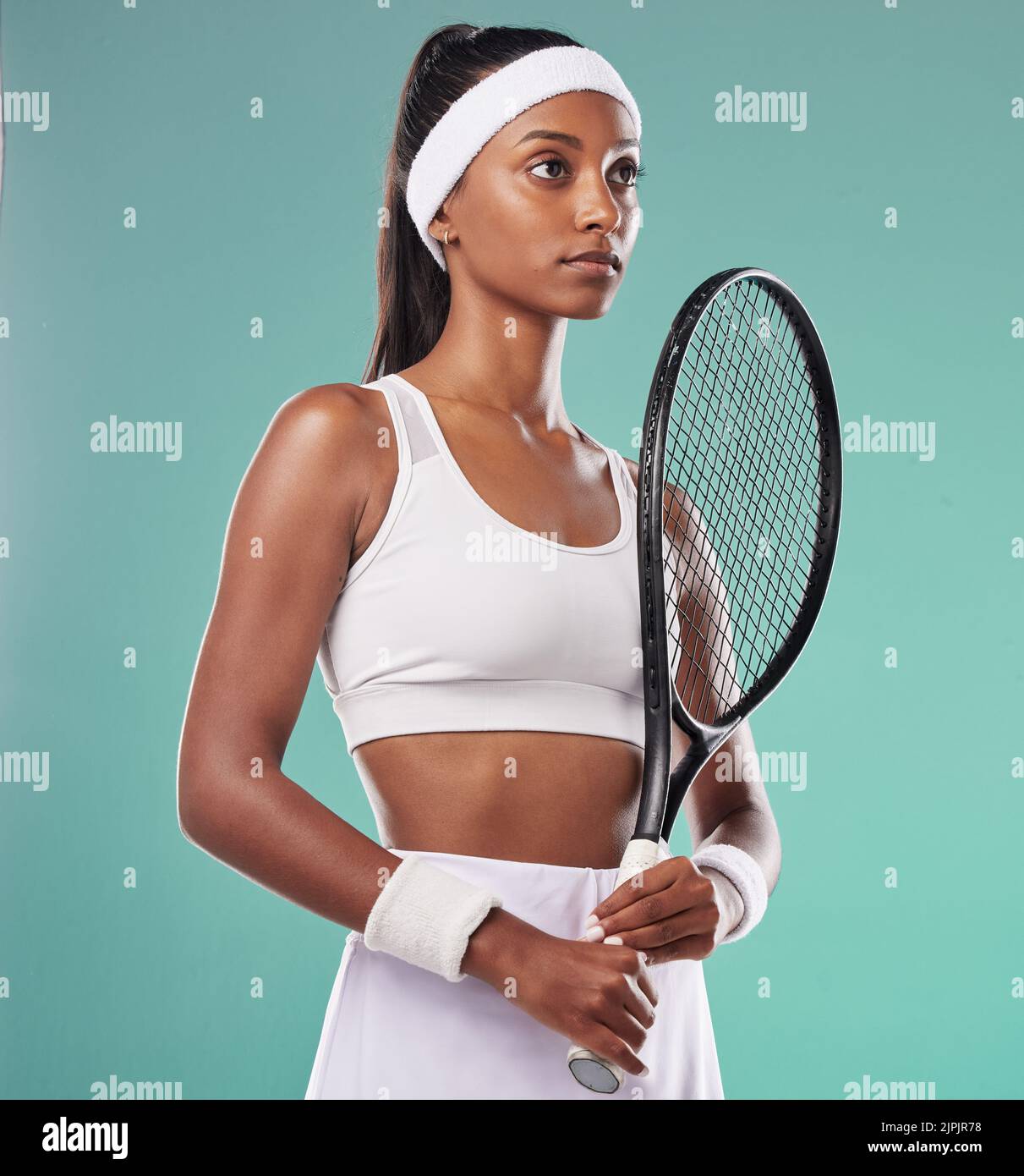 Femme sportive, tennis et athlète dans les vêtements de sport tenue raquette. Actif, joueur et champion à la recherche prêt à jouer à un match ou à un tournoi. Concentration Banque D'Images