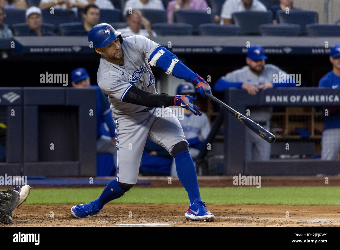 Bronx, États-Unis. 18th août 2022. Les Blue Jays de Toronto George Springer a obtenu un score unique de RBI à Santiago Espinal dans le deuxième repas au Yankee Stadium jeudi, à 18 août 2022, à New York. Photo de Corey Sipkin/UPI crédit: UPI/Alay Live News Banque D'Images
