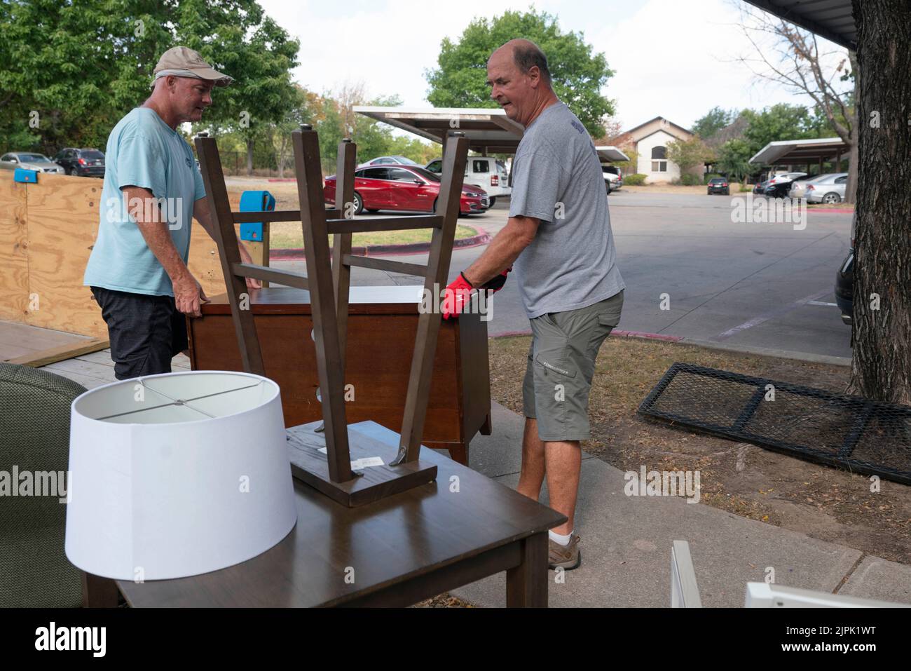 Austin Texas États-Unis, 3 août 2022: Des membres de l'église luthérienne Saint Martin, une église de l'église évangélique luthérienne d'Amérique (ELCA) bénévoles livrant des meubles pour un jeune adulte vieillissant hors du système de soins d'accueil et dans l'indépendance dans leur propre appartement. Les membres ont fourni plus de 100 appartements au cours des dernières années pour une variété de Texans nécessiteux. ©Bob Daemmrich Banque D'Images