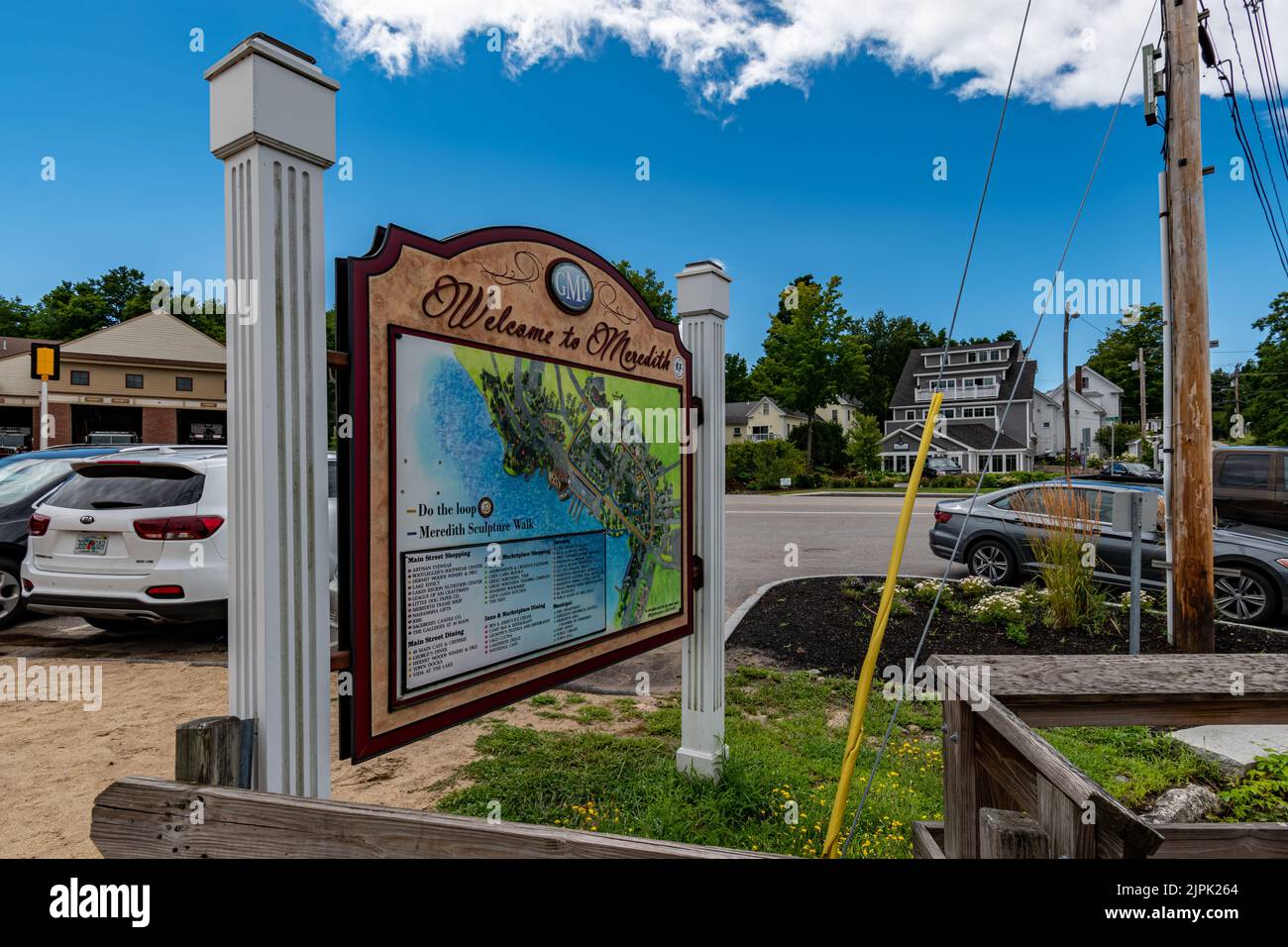 Un panneau à Meredith, dans le comté de Belknap, New Hampshire, dirige les visiteurs vers les magasins, les restaurants et les services locaux. Banque D'Images