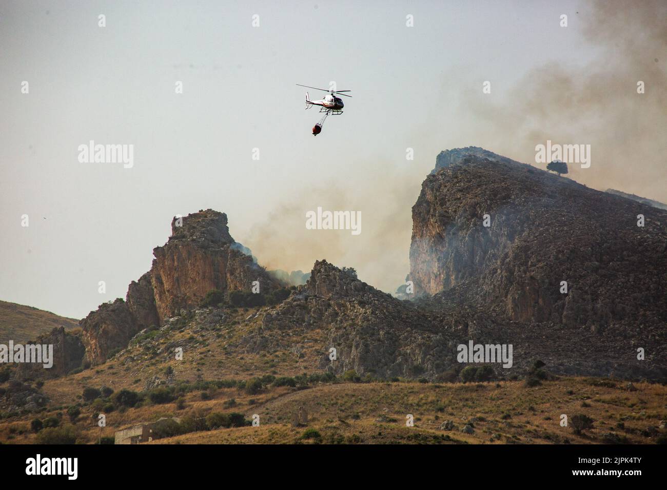 Un hélicoptère Ranger survole les montagnes en feu. Un jour avec plus