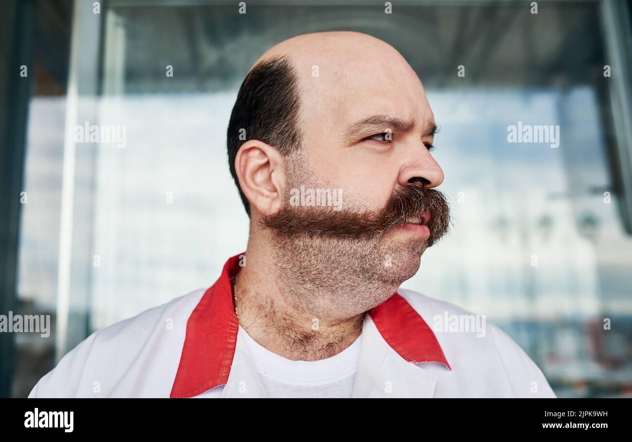 Aucune autre boucherie n'est meilleure que la mienne. Un boucher à son magasin. Banque D'Images