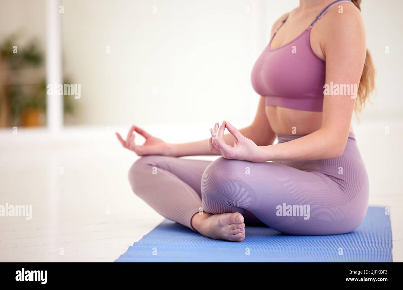 Méditation de yoga, geste de main zen et mudra dans lotus pose pour la forme, l'exercice et l'entraînement. Calme énergie, détendez-vous et focalisé femme avec les jambes croisées pendant Banque D'Images