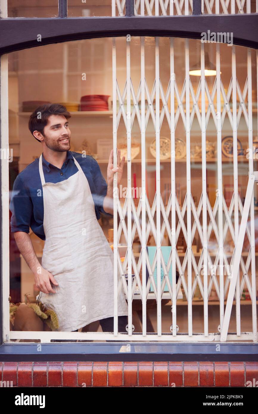 souriant, vitrine, ouverture, magasin, vente au détail, personnel, sourire, avant de magasin, avant de magasin, fenêtre de magasin, fenêtres de magasin, affichages de fenêtres, entreprise, Banque D'Images souriant, vitrine, ouverture, magasin, vente au détail, personnel, sourire, avant de magasin, avant de magasin, fenêtre de magasin, fenêtres de magasin, affichages de fenêtres, entreprise, Banque D'Images