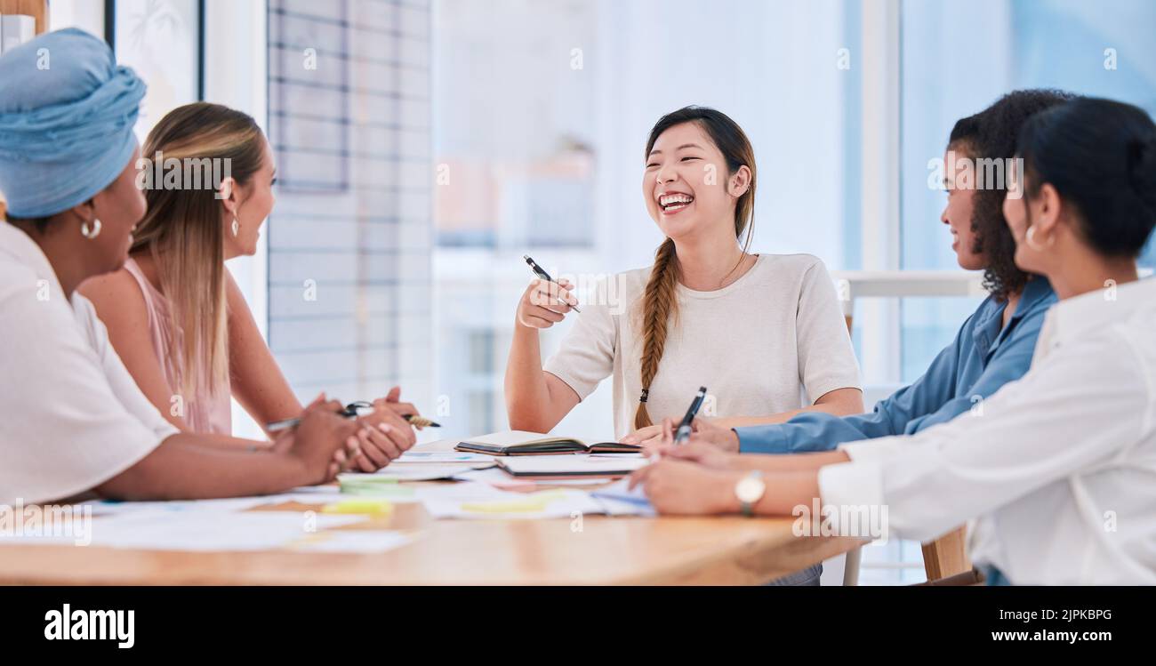 Une équipe d'affaires diversifiée de femmes seulement dans une réunion riant et souriant en raison d'un état d'esprit positif, la mission et la vision. Groupe de heureux et excités Banque D'Images