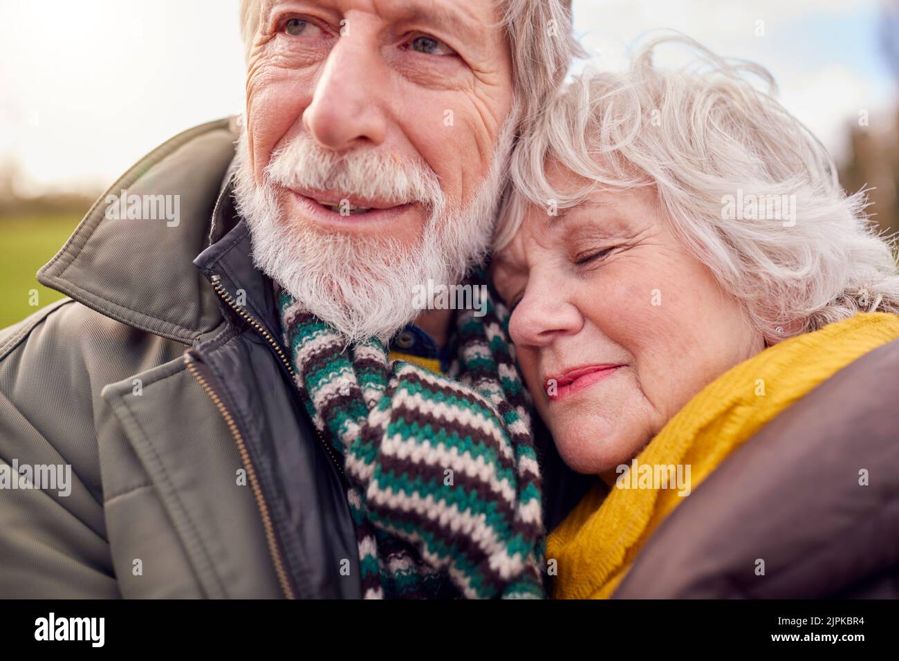 heureux, marche, liaison, couple plus âgé, starke schulter, des happes, des promenades, des couples plus âgés Banque D'Images