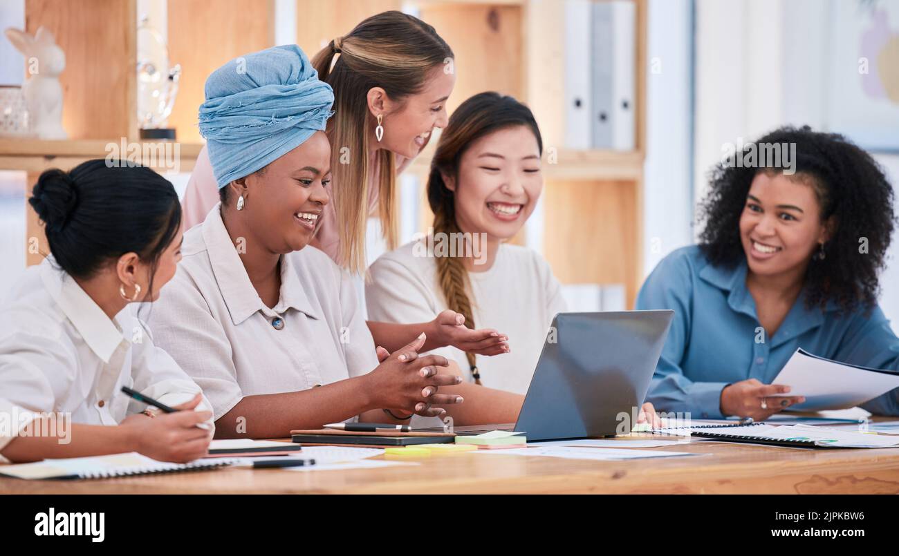 Les femmes multiculturelles ne parlent et planifient ensemble que la stratégie d'affaires et la croissance lors d'une réunion au bureau. Une équipe de marketing heureuse de femmes Banque D'Images