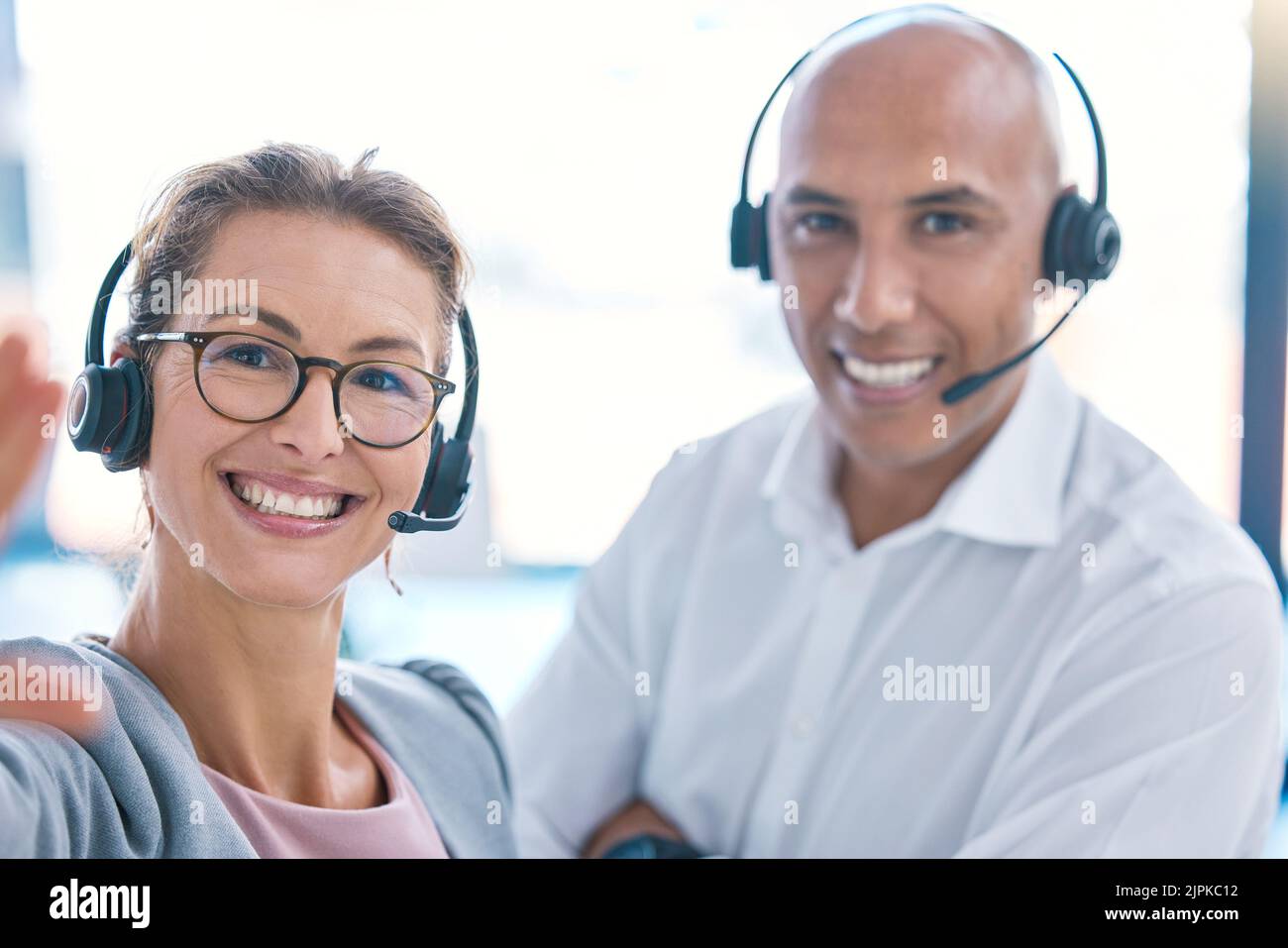 Selfie d'opérateur de centre d'appels, d'agent de marketing et de conseillers des ventes sur les appels vidéo par webcam dans un bureau. Personnel d'assistance sympathique, souriant et serviable Banque D'Images