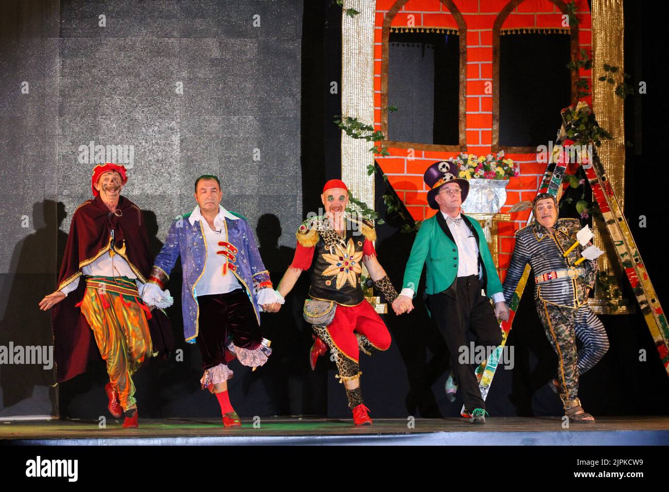 La comédie 'ATELLA!' Par Boris Barsky réalisé par Georgi Deliyev par la troupe principale de la bande dessinée 'masques'. Boris Barsky, Alexander Postolenko, Georgi Deliyev, Mikhail Voloshin sont vus en train de jouer. La Maison des clowns est un théâtre où les membres de la troupe de bande dessinée 'Masks' (Maski) se produit régulièrement. La troupe de bande dessinée 'Mass' est un collectif Odessa, fondé en 1984, qui travaille dans les genres de pantomime, de clowning et d'excentriques. Directeur artistique - Georgy Deliev. Membres: Artiste du peuple d'Ukraine Boris Barsky; artiste honorée d'Ukraine Natalia Buzko; artiste du peuple d'Ukraine Georgi Banque D'Images