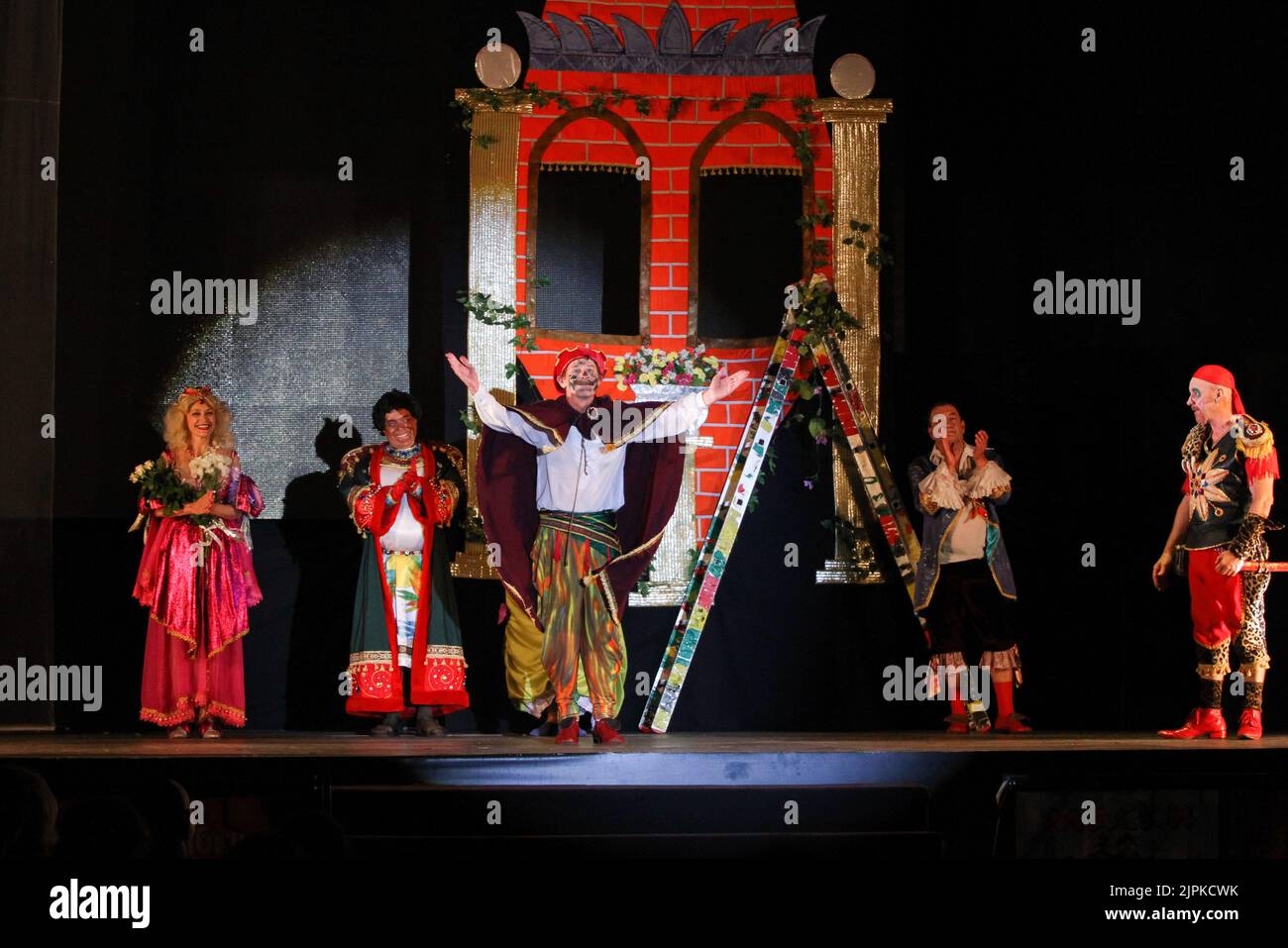 La comédie 'ATELLA!' Par Boris Barsky réalisé par Georgi Deliyev par la troupe principale de la bande dessinée 'masques' Boris Barsky (au centre) et d'autres acteurs sont vus en train de jouer pendant le spectacle. La Maison des clowns est un théâtre où les membres de la troupe de bande dessinée 'Masks' (Maski) se produit régulièrement. La troupe de bande dessinée 'Mass' est un collectif Odessa, fondé en 1984, qui travaille dans les genres de pantomime, de clowning et d'excentriques. Directeur artistique - Georgy Deliev. Membres: Artiste du peuple d'Ukraine Boris Barsky; artiste honorée d'Ukraine Natalia Buzko; artiste du peuple d'Ukraine Georgi Deliyev, Banque D'Images