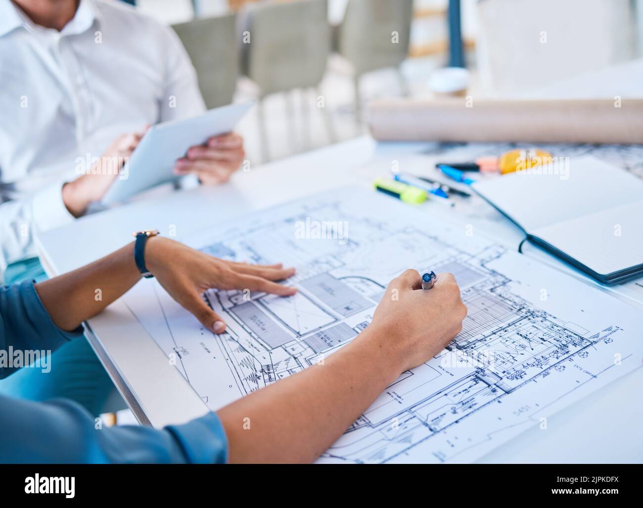 Esquisser, concevoir des plans ou réaliser des dessins d'architecture, d'ingénierie ou de structure sur papier dans un studio de travail avec la main de gros plan Banque D'Images