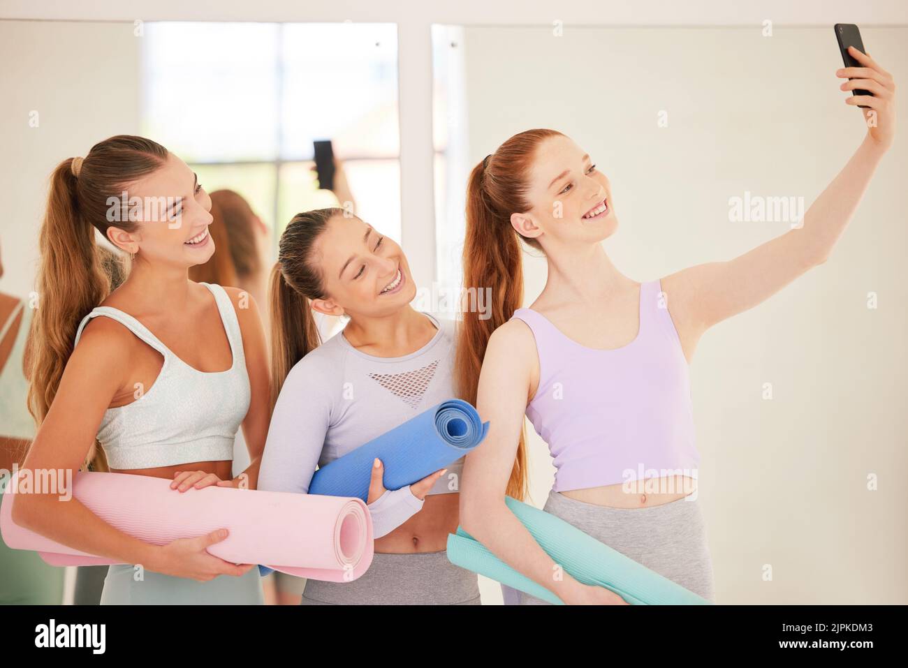 Yoga, fitness et téléphone selfie avec un groupe de femmes en bonne santé et active de formation et de prendre des photos dans la salle de gym ou de classe d'exercice. Santé, bien-être et Banque D'Images